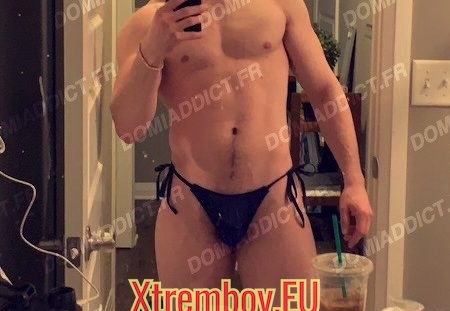 EN STRING QUI ME CHAUFFE MES PTITES FESSES (345 visites) Souvent en string ou culotte sexe, à 4 pattes j'aime bien sucer et me faire niker avec petites claq... EN STRING QUI ME CHAUFFE MES PTITES FESSES