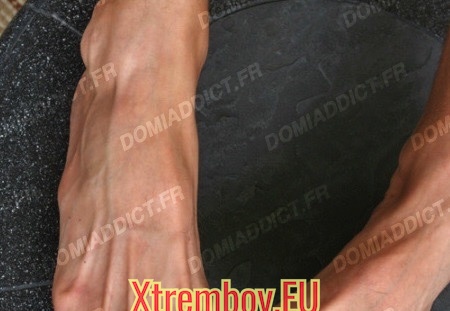 Mes pieds pour toi le pied ! (111 visites) Beau jeune homme propose ses pieds à homme respectueux à très vite.
Contacte ce sneaker avec... Mes pieds pour toi le pied !