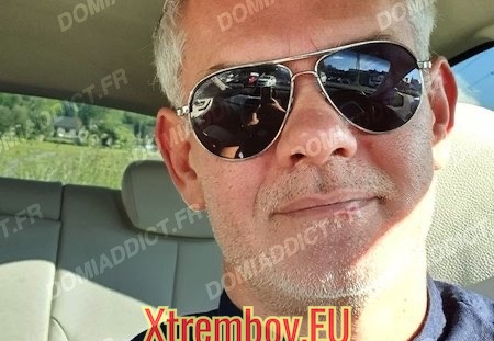 Je suce et avale à genoux (54 visites) Salut toi. Je suis de Châlons-en-Champagne. J’ai les yeux bleus.les cheveux gris poivre. 1 mètre... Je suce et avale à genoux
